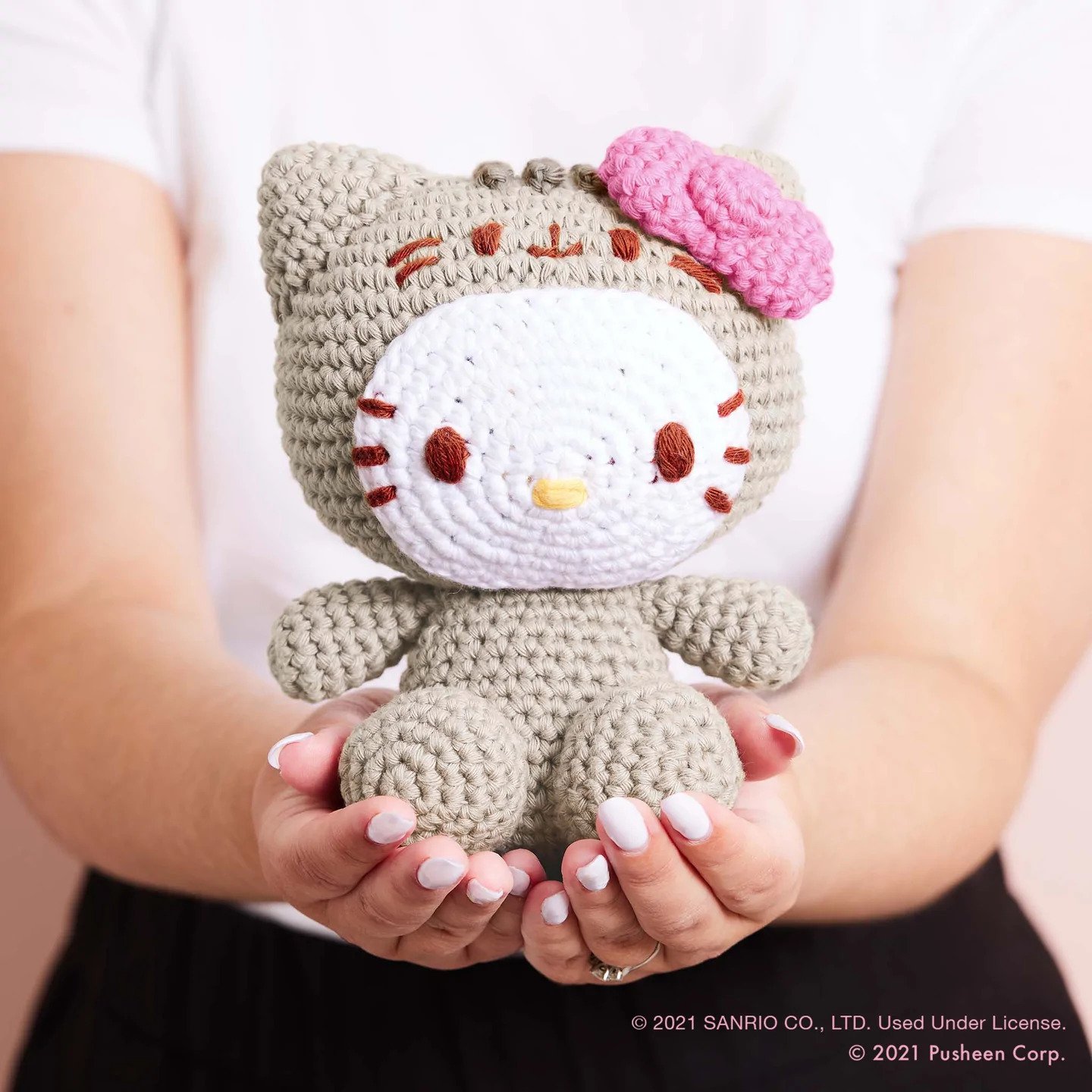 Free Amigurumi Pattern  Hello kitty items, Hello kitty crochet, Hello kitty